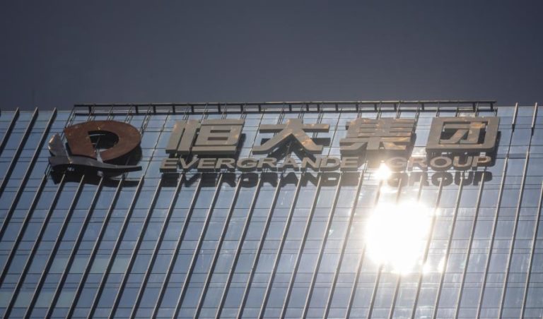 Evergrande volta a falhar pagamento de juros sobre títulos de dívida