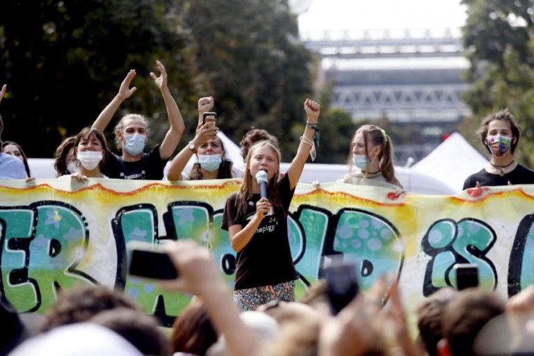 Jovens ativistas marcham no centro de Milão para exigir ação climática urgente