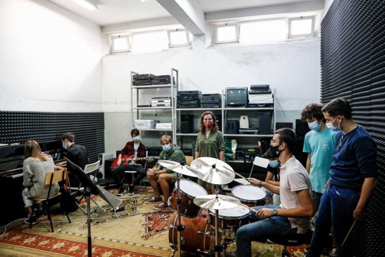 Alunos da Escola de Música do Conservatório Nacional sem aulas por falta de salas