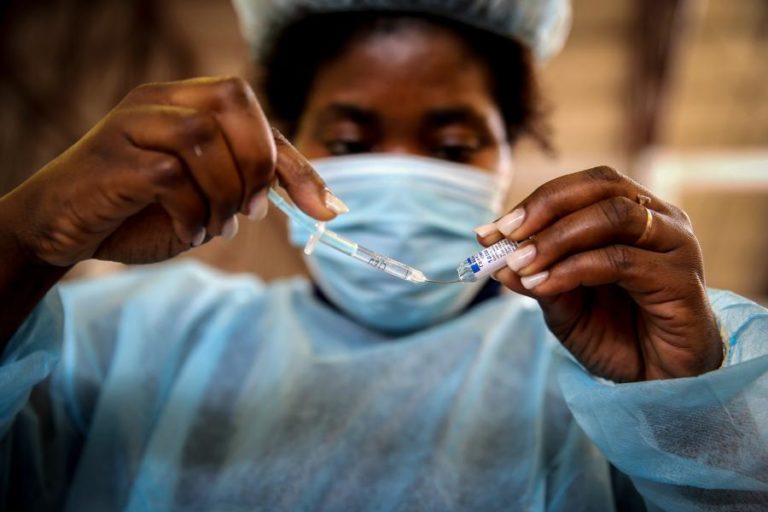 Covid-19: Angola alarga prazo de vacinação obrigatória para acesso a instituições e serviços