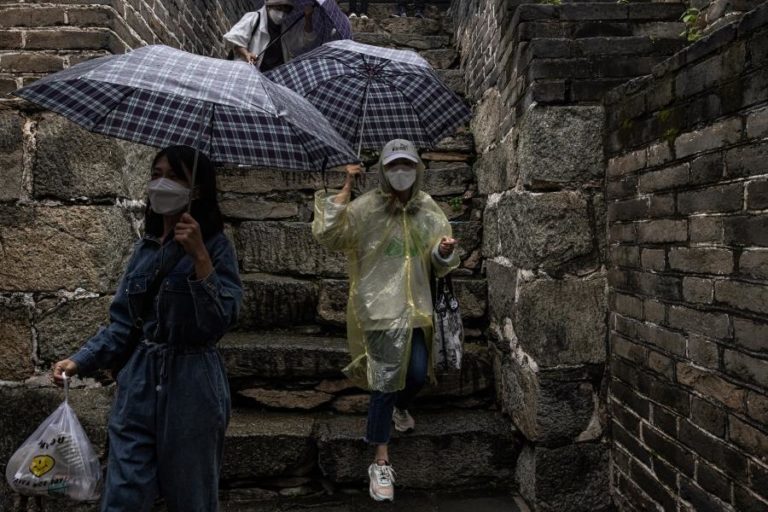 Covid-19: China vai “esperar para ver” antes de abandonar estratégia de “tolerância zero”