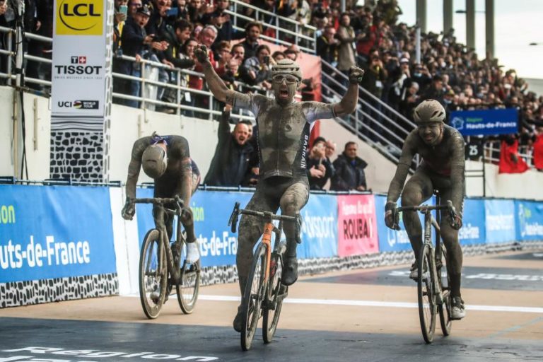 Italiano Sonny Colbrelli vence Paris-Roubaix na estreia