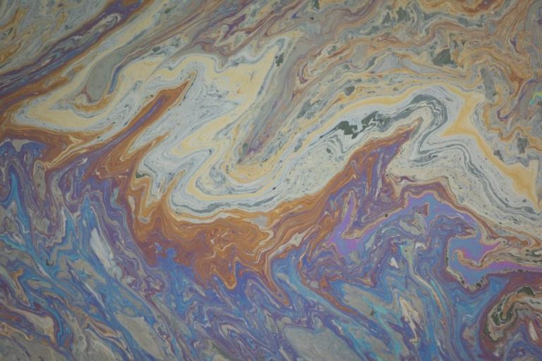 Mais de 480 mil litros de crude ameaçam costa da Califórnia