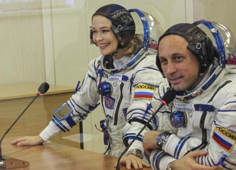 Atriz e realizador russos descolam para filmar primeiro filme no espaço