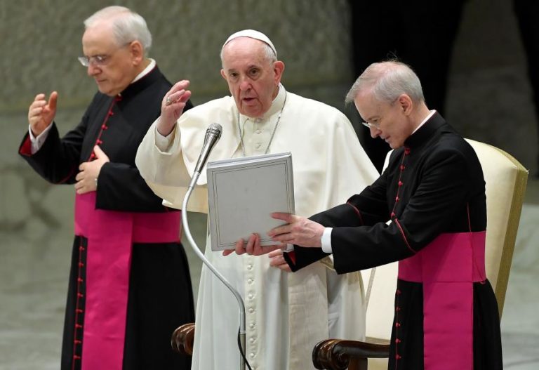 Papa Francisco manifesta vergonha pela “longa incapacidade da igreja”