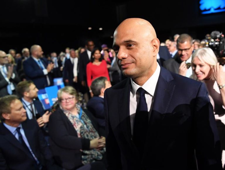 Covid-19: Governo britânico rejeita apelos para repor restrições