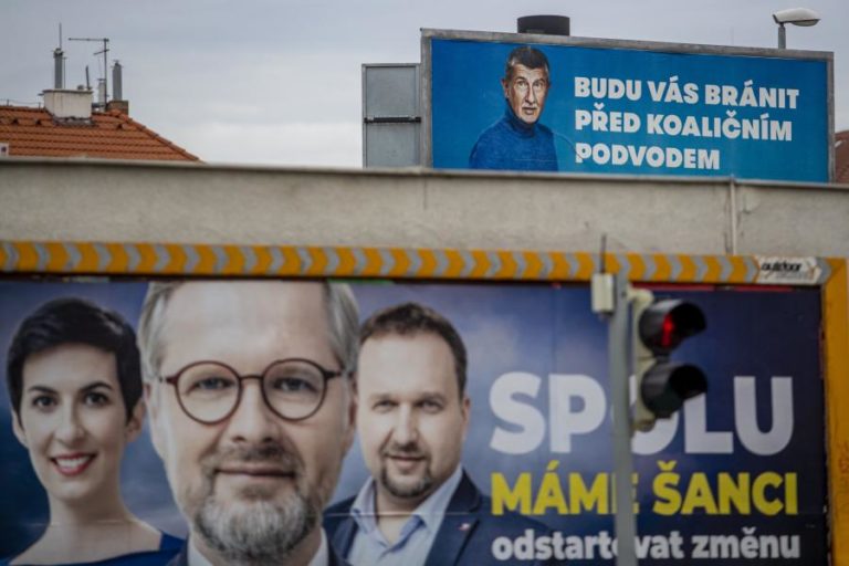 Coligação de centro-direita derrota PM Babis nas eleições da República Checa