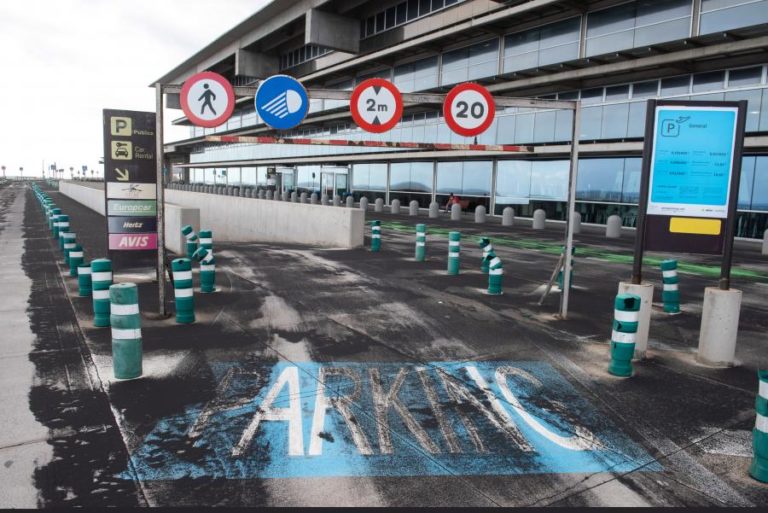 Aeroporto de La Palma continua encerrado devido à acumulação de cinzas