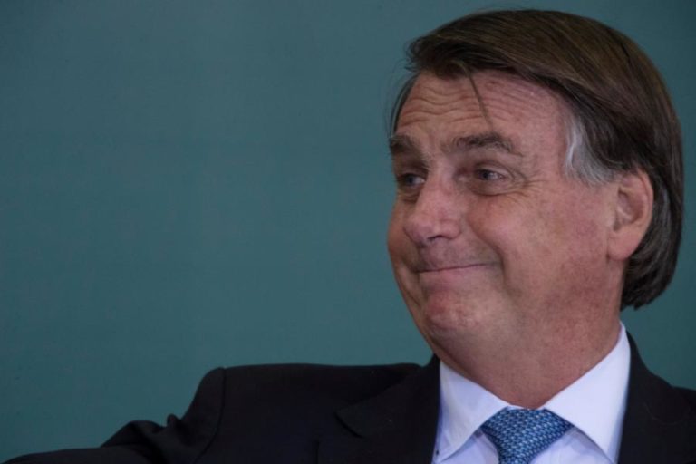 PR brasileiro promete apoio a 750 mil camionistas para compensar preço dos combustíveis