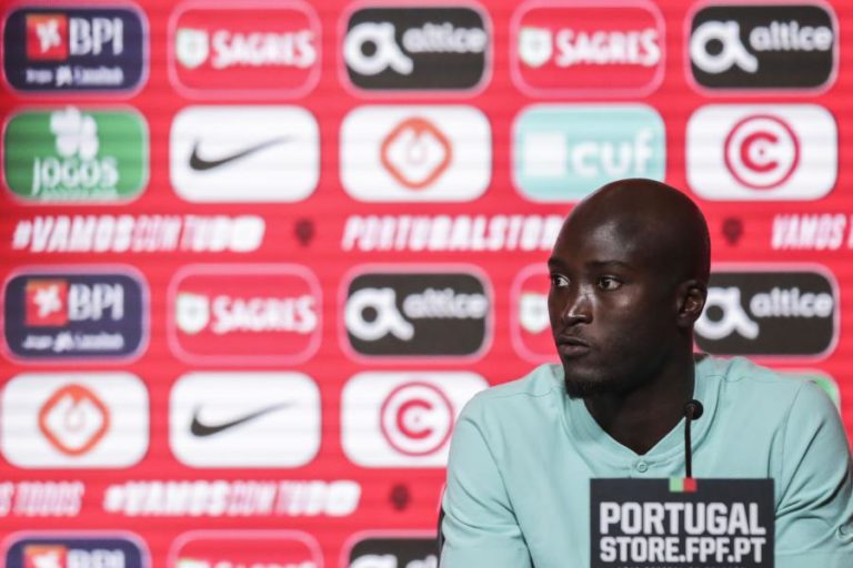 Danilo quer “ajudar” Portugal seja como médio ou como central