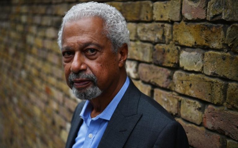 Nobel da Literatura Abdulrazak Gurnah promete continuar a falar de migrantes