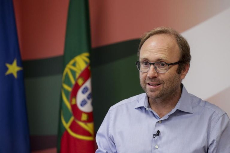 Covid-19: Proteção das vacinas contra hospitalização dos mais idosos cai para 60% – INSA