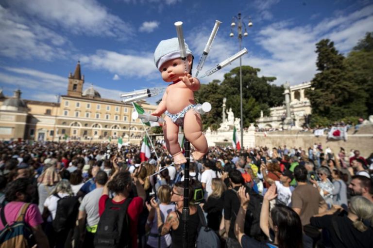 Covid-19: Milhares de pessoas protestaram em Roma e em Genebra contra restrições da pandemia