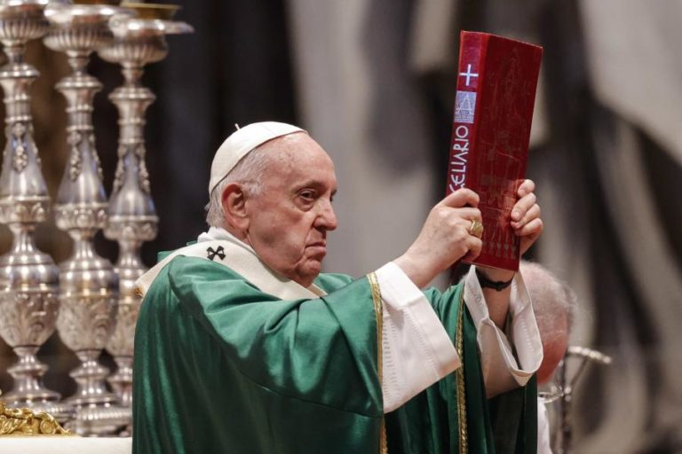 Papa considera “escandaloso” que países gastem fortunas em armamento