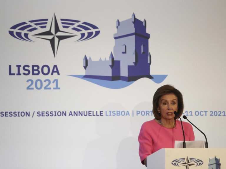 Mulheres são campeãs a lutar contra corrupção e fortalecer democracia, diz Nancy Pelosi