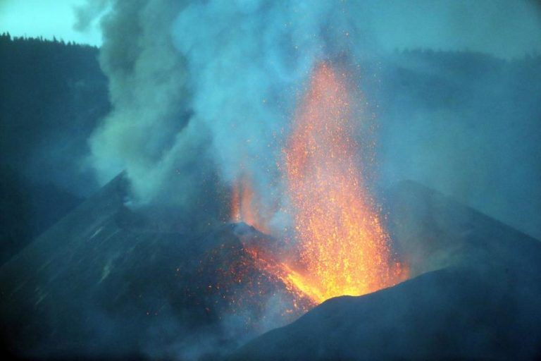 Ordenada evacuação de zonas de La Palma devido a avanço da lava para noroeste