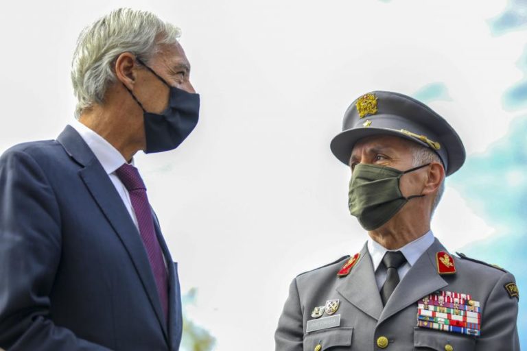 Centenas de ex-paraquedistas vaiam e pedem demissão do ministro da Defesa e do CEME