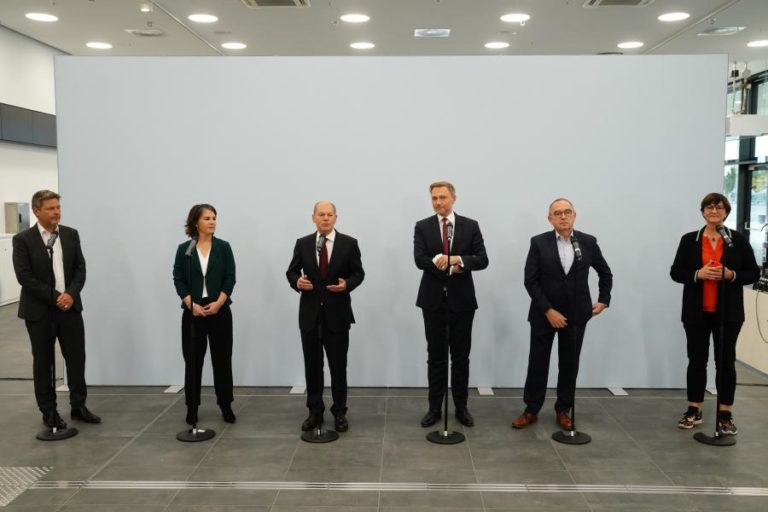 Alemanha/Eleições: Partidos social-democrata, ecologista e liberal chegam a acordo para formar Governo