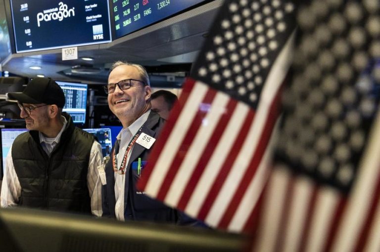 Resultados empresariais continuam a levar Wall Street a níveis recorde