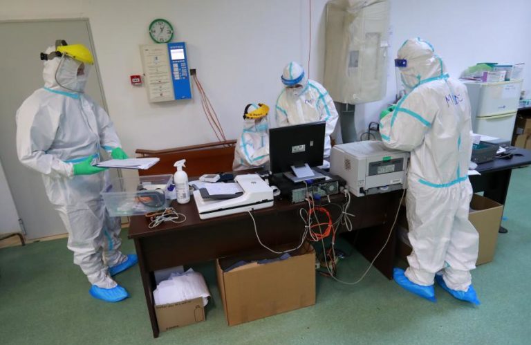 Covid-19: Pandemia matou entre 80.000 e 180.000 profissionais de saúde