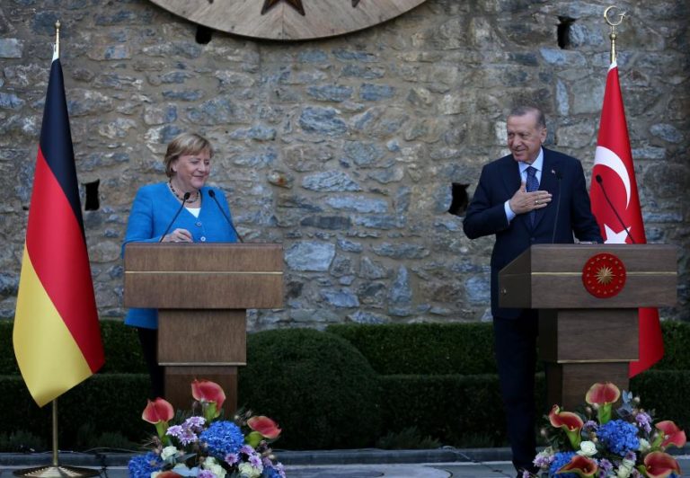 Merkel agradece cooperação a Erdogan mas critica corte de liberdades na Turquia