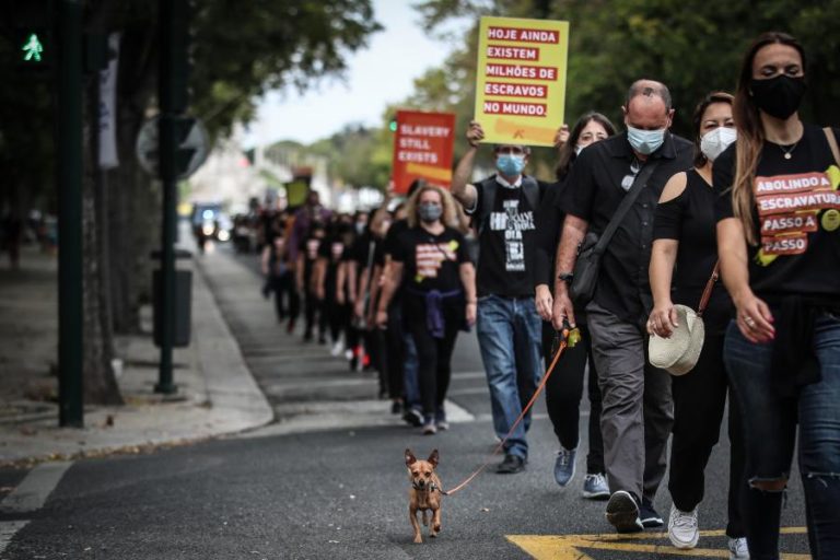 Cerca de 300 pessoas caminham em silêncio e fila única em Lisboa contra tráfico humano