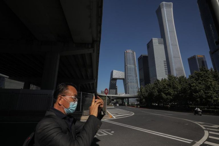 Crescimento da China abranda no terceiro trimestre com crises na construção e na energia