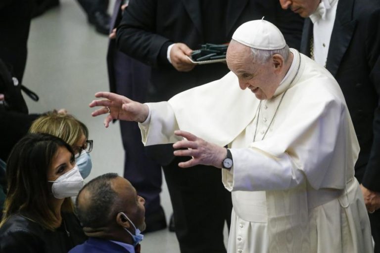 Papa pede solução duradoura para fluxos migratórios no Mediterrâneo