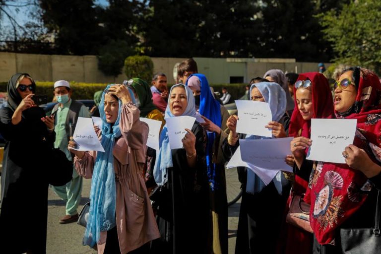 Afeganistão: Mulheres manifestam-se em Cabul e queixam-se do “silêncio do mundo”