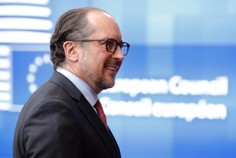 Covid-19: Governo austríaco ameaça não vacinados com novas restrições