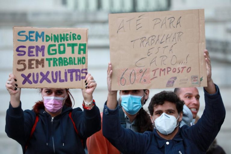 Crise/Energia: Mais de uma centena protestam em Lisboa contra preço dos combustíveis