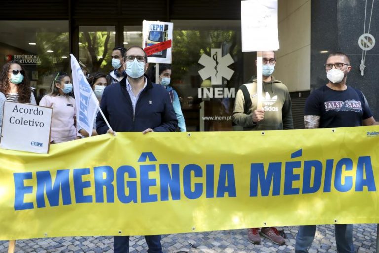 Dezenas de técnicos de emergência hospitalar em greve contra o “abandono”