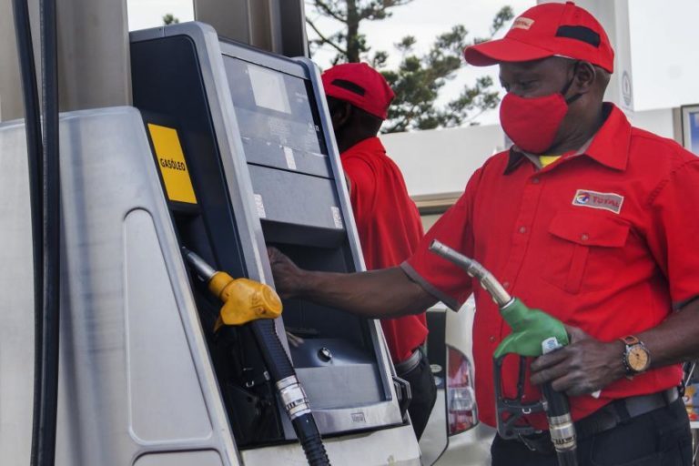 Alta do crude chega a Moçambique e consumidores reclamam na hora de abastecer