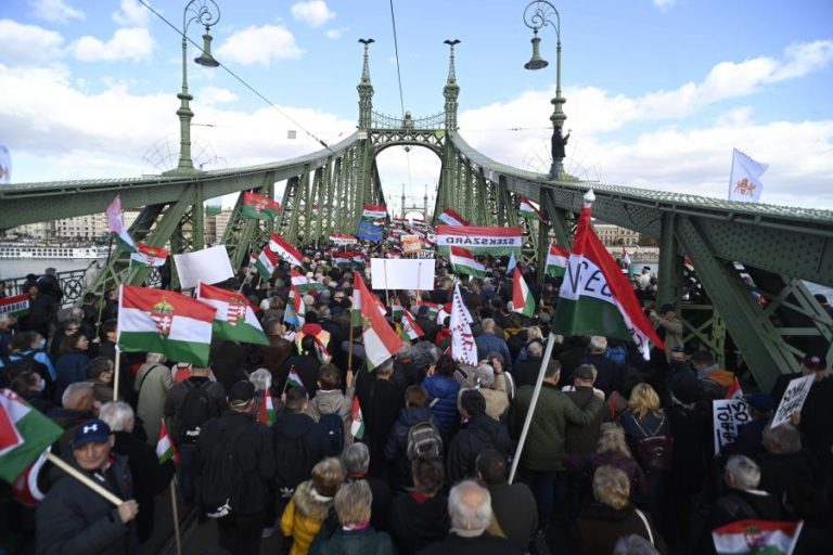 Milhares nas ruas de Budapeste para apoiar Viktor Orbán