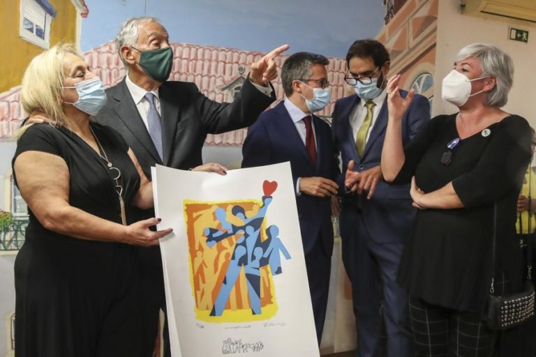 Marcelo foi recebido em festa no Bairro da Boavista e até incluiu Moedas numa “troika” virtuosa