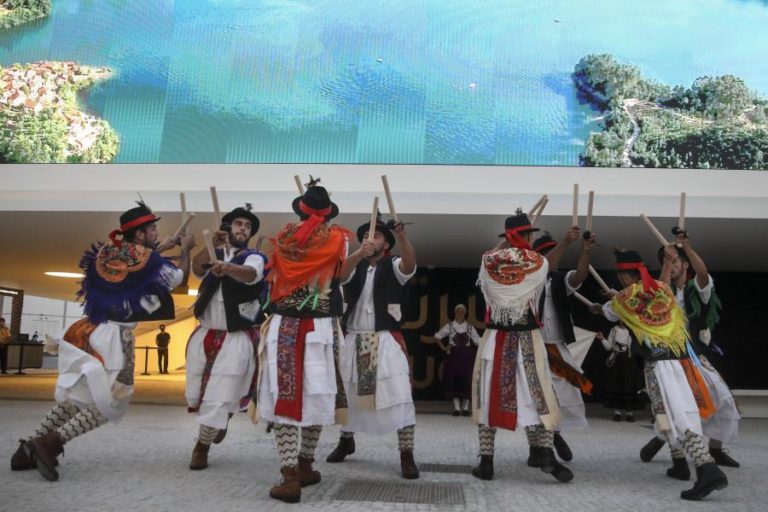 Pauliteiros de Miranda arrancam aplausos no Dubai em dia das Nações Unidas