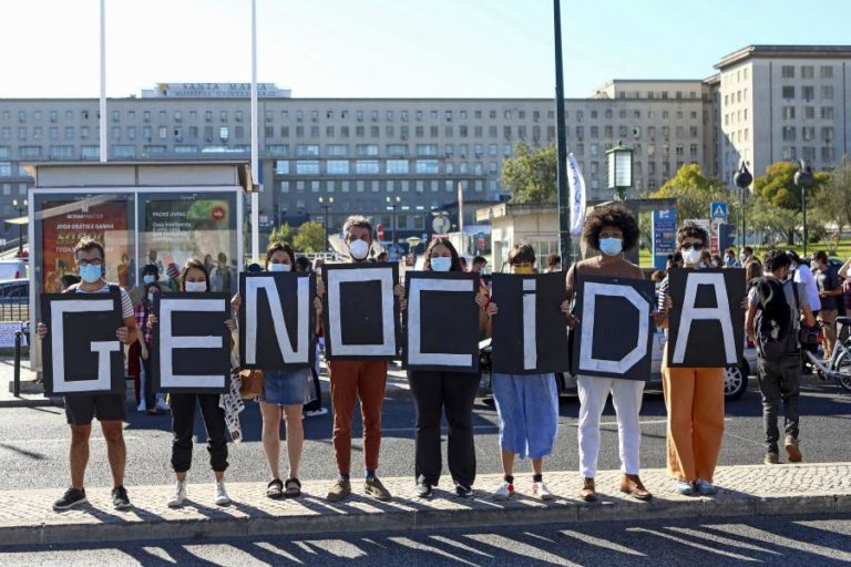 Covid-19: Brasileiros manifestam-se em Lisboa contra presença de ministro da Saúde