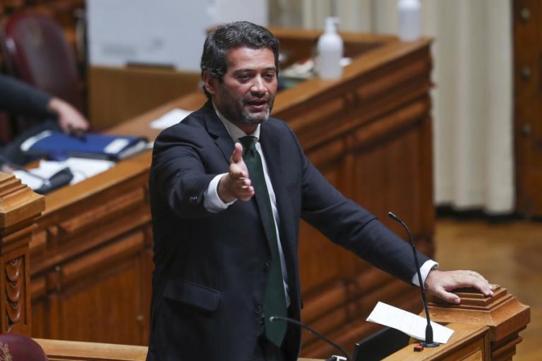 OE2022: Ventura diz que Governo socialista acabou, Costa responde que a sua alegria mostra “erro” de chumbo