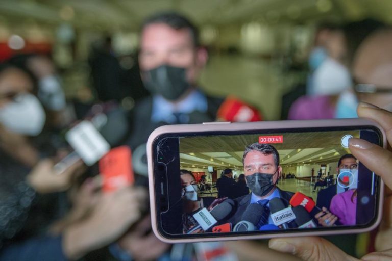 Covid-19: Senadores brasileiros aprovam relatório e pedem punição de Bolsonaro