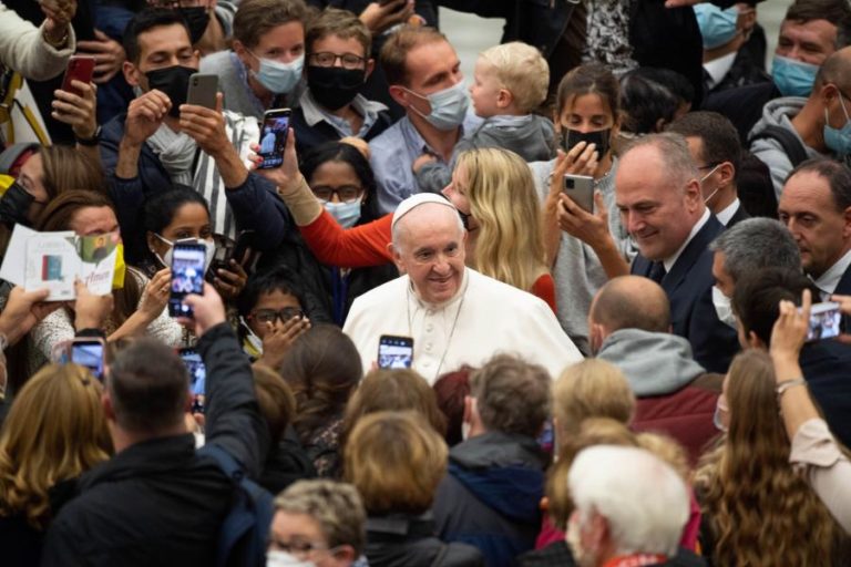 Papa Francisco apela a líderes mundiais para ouvirem os jovens sobre desafios da humanidade