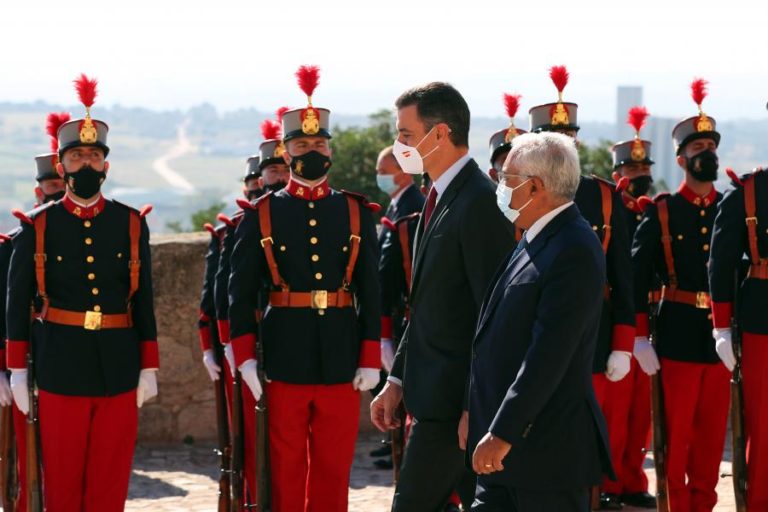 Cimeira Ibérica: Governo português recebido com honras militares no início de reunião