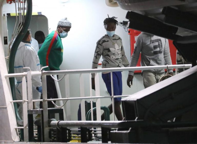 Migrantes intercetados perto da ilha grega de Creta estão no campo de refugiados de Kos