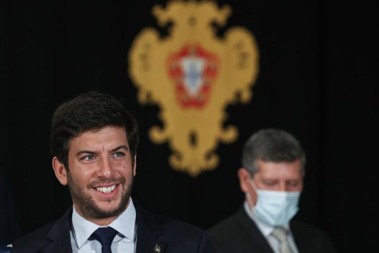 OE/Crise: CDS quer eleições a 09 ou 16 de janeiro e diz que “não será empecilho” à “normalidade democrática”