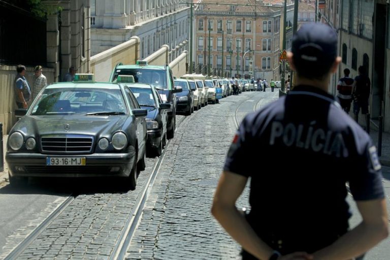 Governo aprova teto de 14,5 ME para apoio aos táxis e autocarros