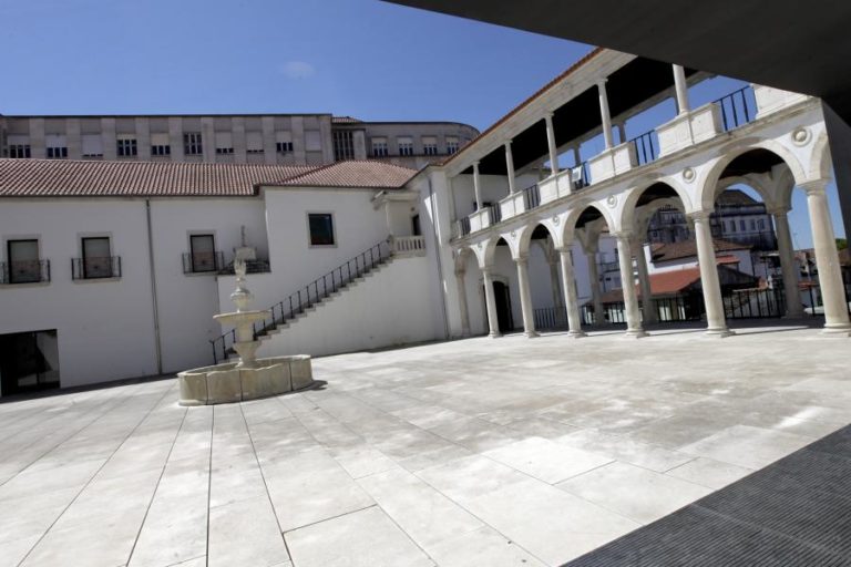 Museu Machado Castro em Coimbra expõe esmaltes em Portugal em azul e ouro