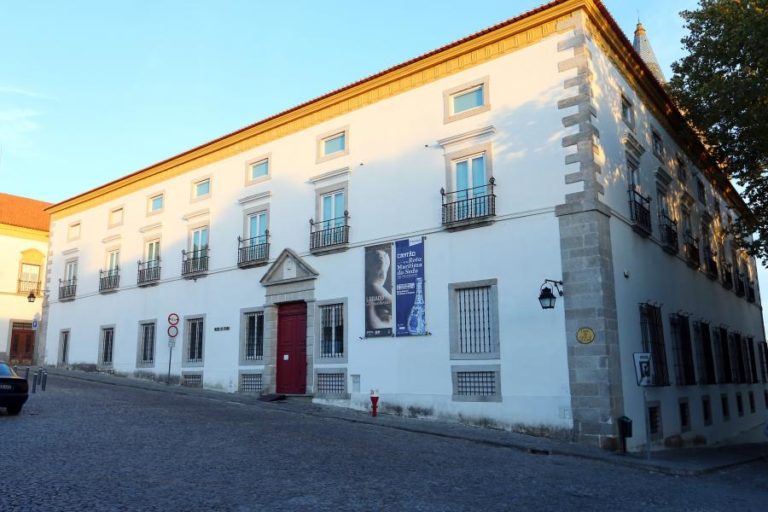 Autarca pede mais meios para museu de Évora corrigir problemas de conservação