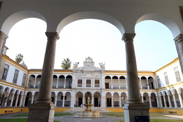 Estudantes exigem acessbilidade  para todos em edifício da Universidade de Évora
