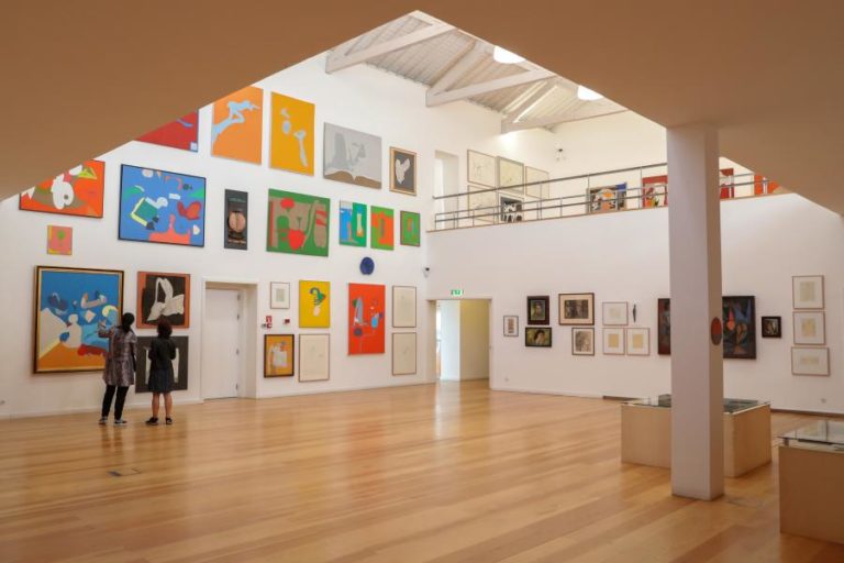 Nova exposição de Júlio Pomar cruza obra do artista com Menez e Sónia Almeida