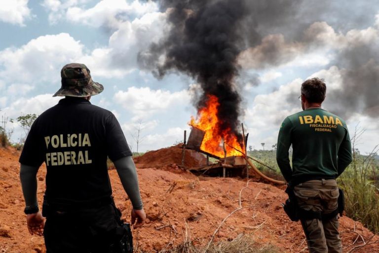 Autoridades brasileiras queimam embarcações em ação contra mineiros ilegais na Amazónia
