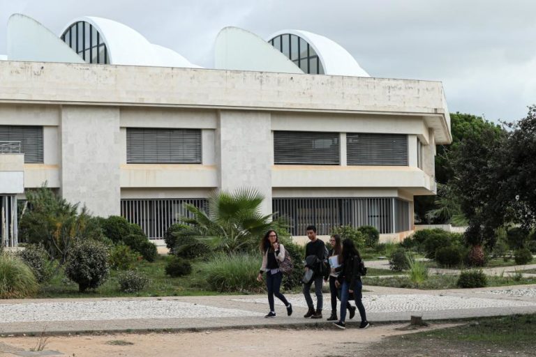 Covid-19: Menos alunos universitários estrangeiros em 2020-2021